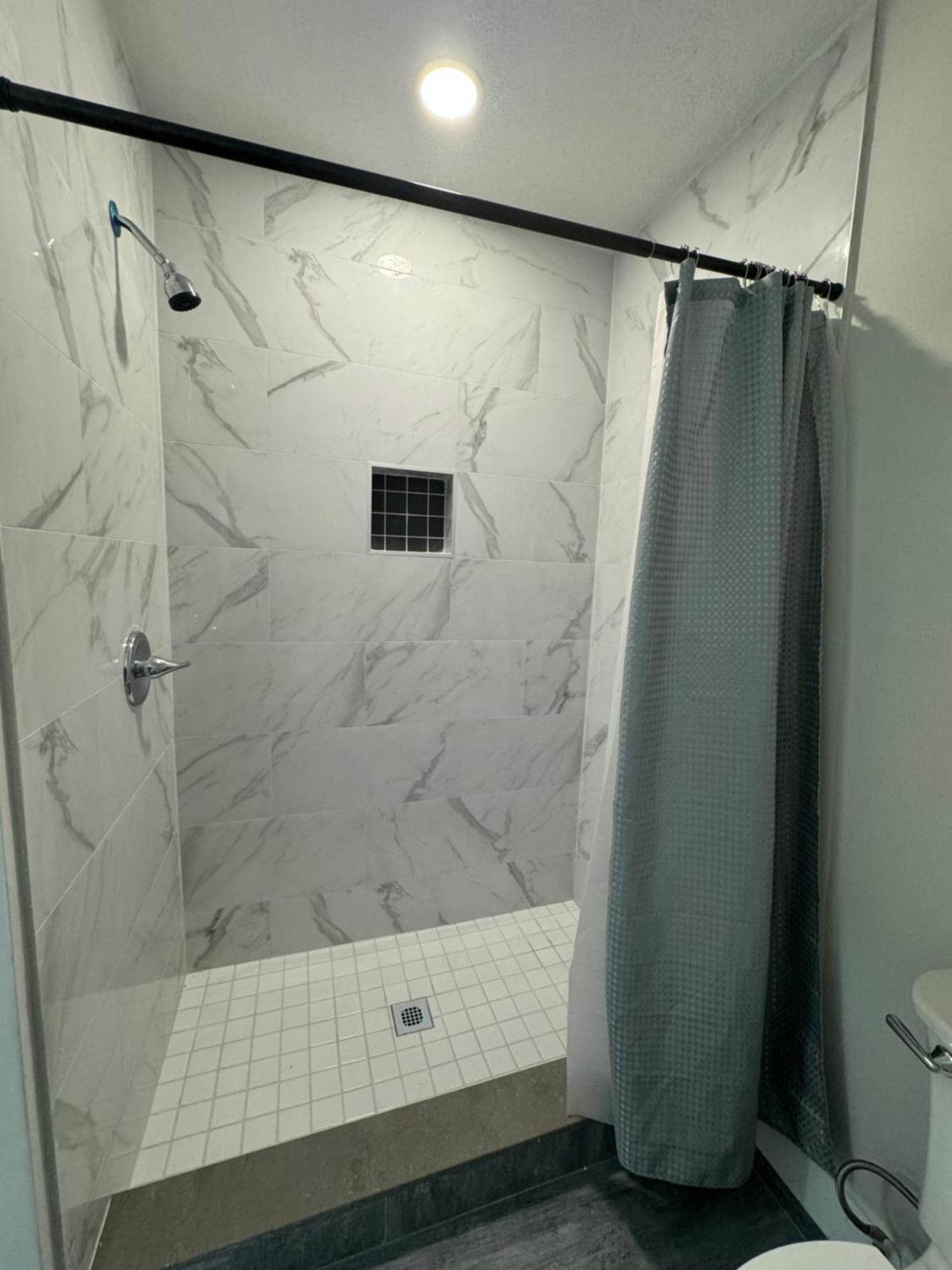 Deluxe Whit Laundry Apartment