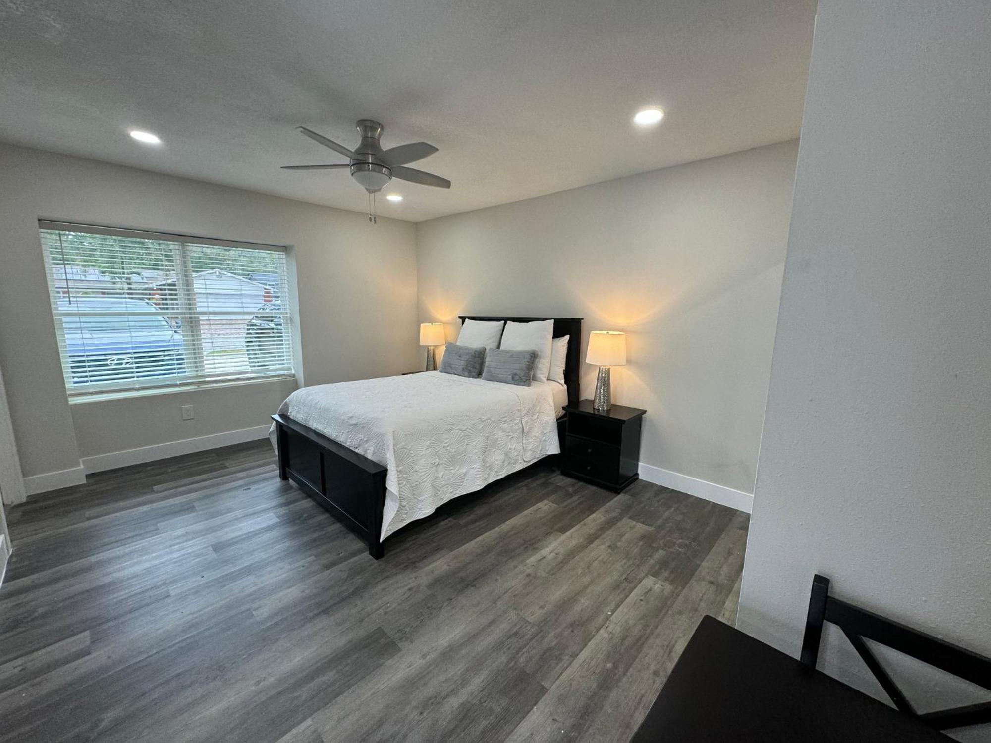 Deluxe Whit Laundry Apartment Tampa